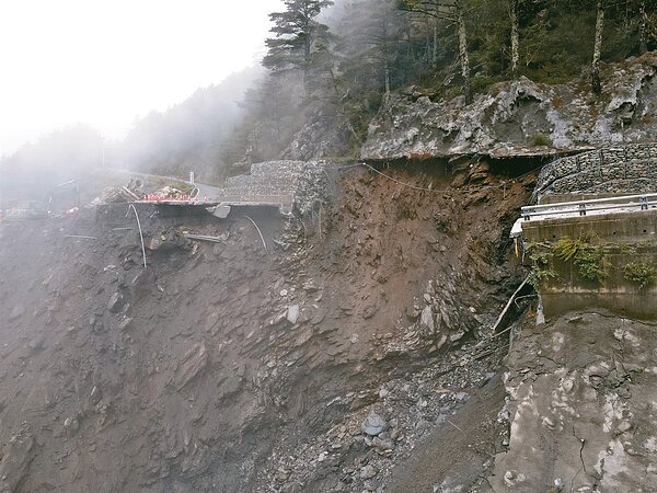 南橫埡口平台至向陽路段出現嚴重坍方,長達300公尺路基流失,延至10月通車。圖/關山工務段提供