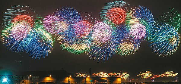 今年國慶焰火原已宣布在梧棲漁港施放,但因周遭環境改變,可能更改地點。圖為二○一四年在台中港區施放畫面。本報資料照片