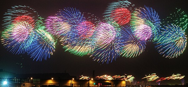 今年國慶焰火原已宣布在梧棲漁港施放,但因周遭環境改變,可能更改地點。圖為2014在台中港區施放畫面。本報資料照片