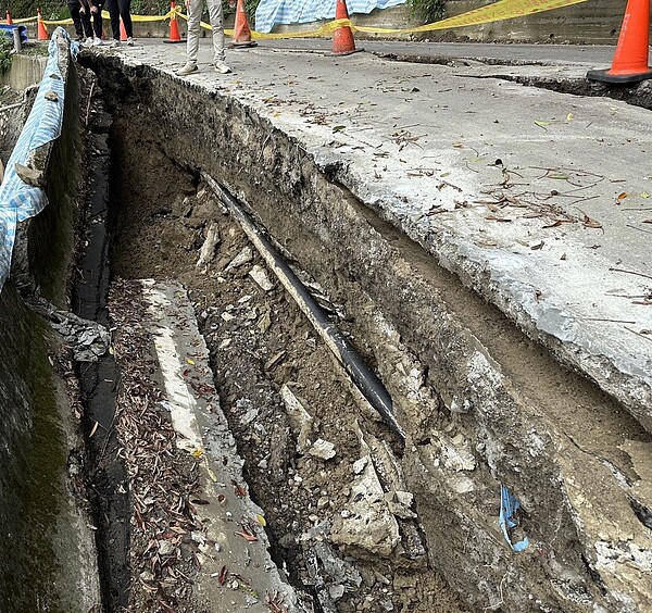 新竹縣縣道122線39K+800處因豪雨導致路基塌陷、掏空，即日起封閉搶修。圖／新竹縣政府提供