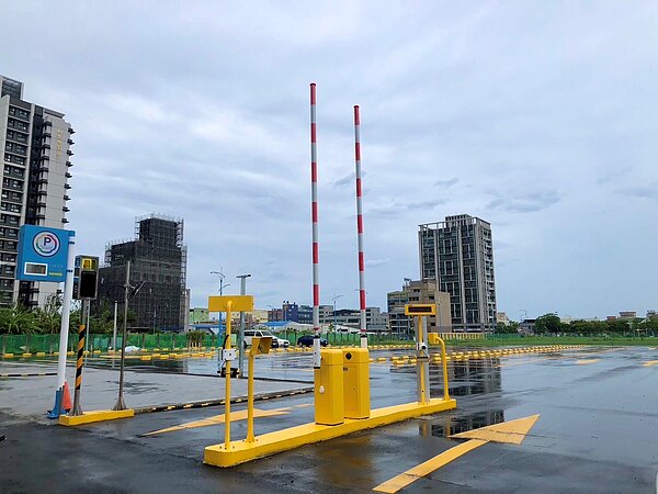 八里區中庄段、停五、龍形,以及新莊區登龍等4處智慧型平面停車場將於8月1日起陸續啟用,計提供432格汽、機車停車位。圖為八里區中庄段停車場/新北市政府提供