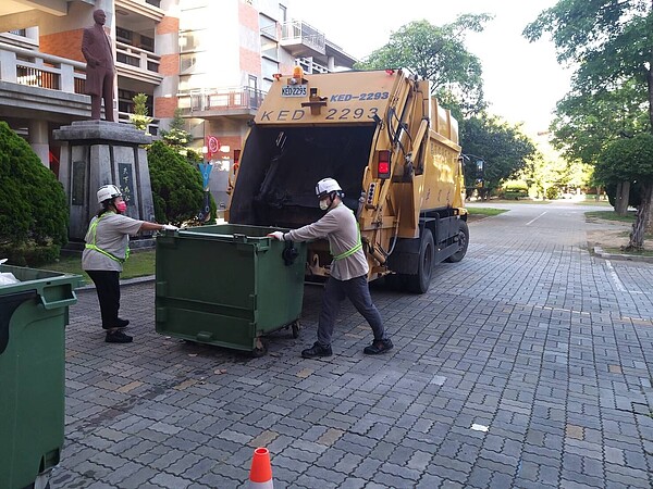 提升竹市中小型社區便利性,新竹市8/1起開放50戶以上社區申請清運垃圾子車及廚餘。圖/新竹市環保局提供