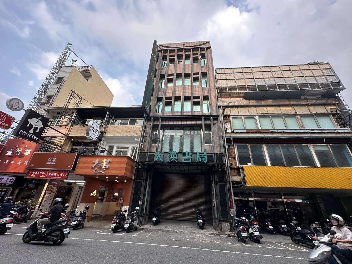 嘉義市鬧區中央噴水圓環文化路上,經營逾20年的大漢書店,歇業半年多,市府地政處證實,根據內政部實價登錄網站,大漢書局4月25賣出9000萬成交。記者魯永明/攝影