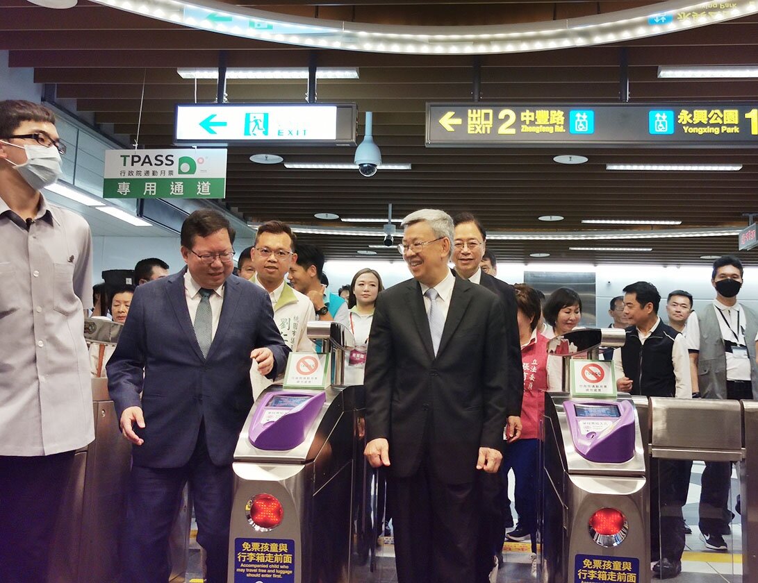 行政院長陳建仁(右一)、副院長鄭文燦(左二)及桃園市長張善政(右後)進機捷A22站入口體驗。記者曾增勳/攝影