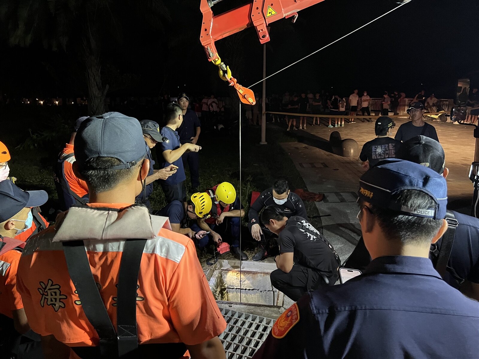 救難人員從涵洞下且至老翁位置,將他成功拉上岸。記者張議晨/攝影