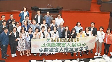 
立法院臨時會7月31日三讀通過《性騷擾防治法》修正草案，民進黨黨團總召柯建銘（前排中）與立委們拉布條合影。（劉宗龍攝）
