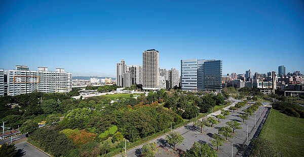 Tpark整體開發密度低、綠覆率高達49%,1.2萬坪的長廊式中央公園、優美林蔭街廓,讓環境相當宜居。圖/遠揚之森提供
