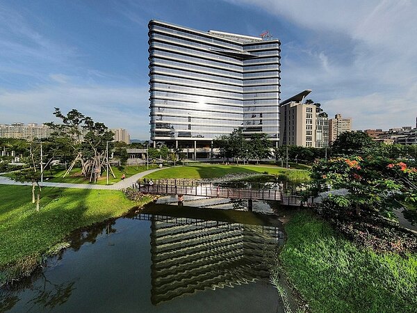 Tpark面積24公頃,規劃出降溫、減碳節能的都會環境,且包括Google、Ericsson等國際科技業龍頭進駐,都是高端且無污染的藍海產業。圖/遠揚之森提供