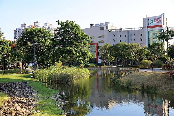 Tpark為遠東集團自辦重劃區,機能強大,包括醫學中心亞東醫院、新北市立總圖、愛買...等都在其中,日後還將興建一處複合式商場,更添便利性。圖/遠揚之森提供