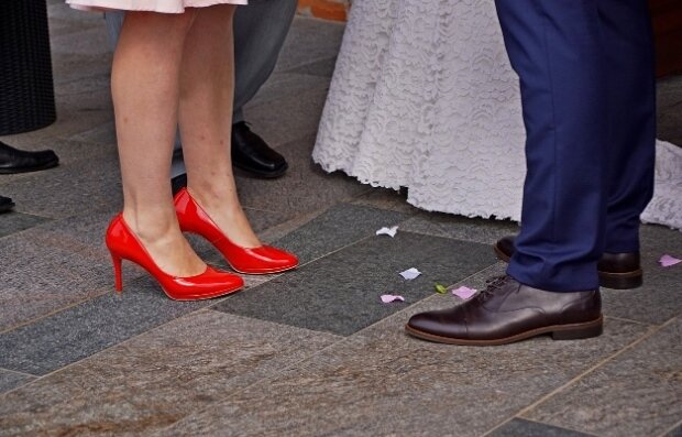 ▼男方稱存款是為了買房,要她去信貸辦婚禮。(示意圖/pixabay)