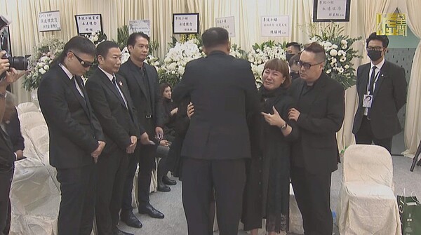 大姊、二姊抱著一位男性友人放聲大哭。圖/摘自YouTube