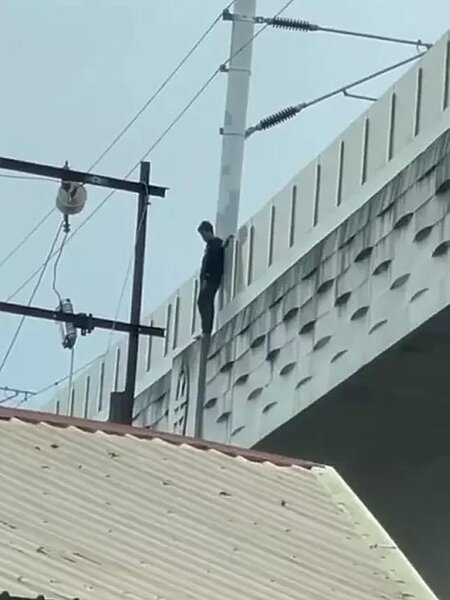 一名疑似逃逸外勞為躲警追捕,從鐵軌高處墜落鐵軌,被自強號撞上死亡。圖/取自記者爆料網