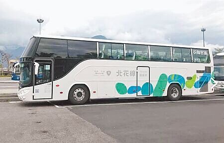 花蓮縣政府將3條北花線國道客運納入敬老卡與愛心卡的補助方案,65歲以上長者及身障者即日起持卡臨櫃購票,即能免費搭乘,沒有使用上限。(羅亦攝)