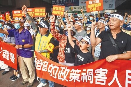 
台北市成功市場攤商昨赴市府陳情，希望市場不要變成半地下化，否則將影響生意。（鄧博仁攝）
