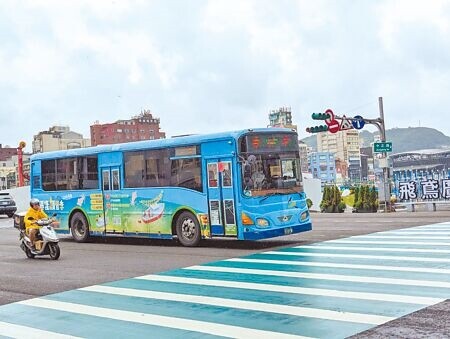 
基隆市公車爆出缺車問題，市長謝國樑昨表示，將會加速汰換車體為藍色的老舊公車。（張志康攝）
