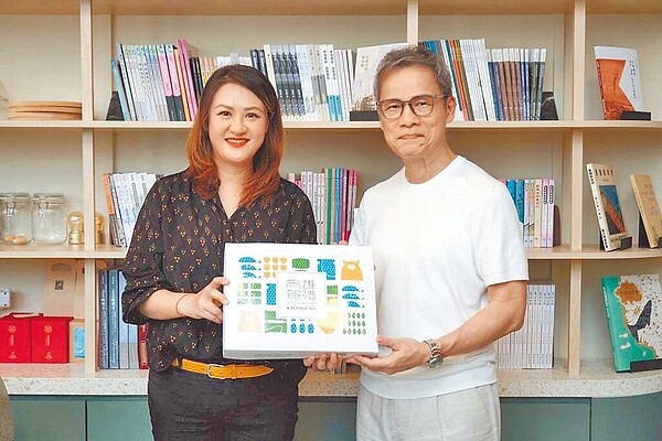 高市觀光局長高閔琳(左)表示,感謝羅大佑老師(右)無償授權《愛河人間》給高市府行銷城市,讓大家再次認識不一樣的高雄。圖/高市觀光局提供