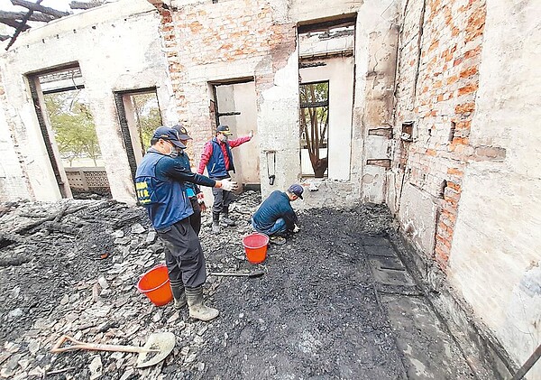 專案小組在火勢撲滅後重返現場,發現人為縱火跡象,循線逮捕涉案徐男。(屏縣府提供/林和生屏東傳真)