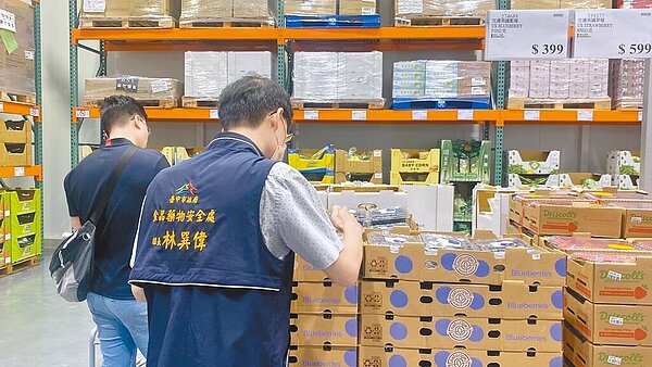好市多銷售的科克蘭冷凍綜合莓、藍莓、草莓陸續遭驗出帶有A肝病毒，業者除全額退款並提供等價慰問金469、549元及補助A肝檢測費用。不過消基會指好市多的慰問措施「不負責任」，將提起團體訴訟。圖／台中市政府提供
