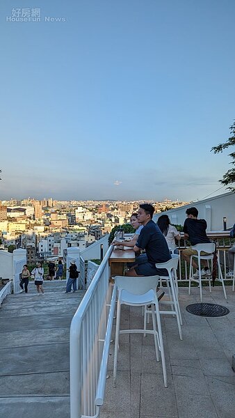 海岸線咖啡高雄燈塔店03