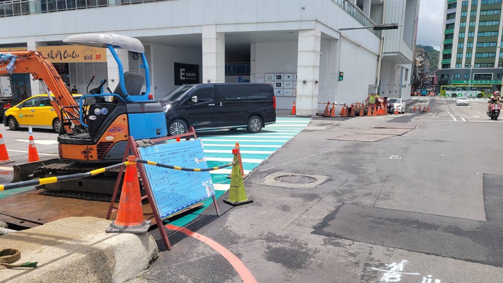 基隆周日起近6萬戶停水、水壓降低1天，忠一路埋新管線。記者游明煌／攝影 