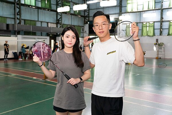 依賴永慶師徒制培訓及團隊合作文化,永慶房屋經紀人曾品瑄(圖左)與葉宏富(圖右)快速進步,趁年輕力拚高薪。圖/永慶房產集團提供