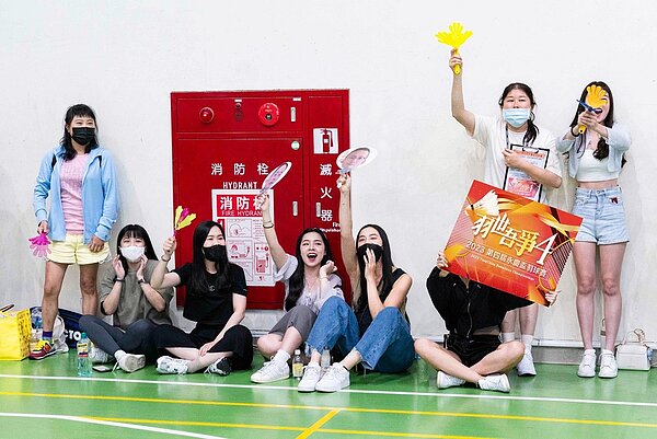 有好的工作氣氛員工也更有歸屬感,永慶人主動組成加油團於球場邊歡呼加油。圖/永慶房產集團提供