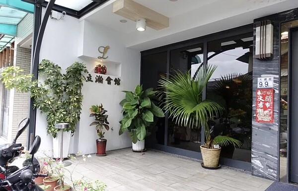 日租套房猖獗,北市觀傳局今年上半年抓了128件、開罰1381萬元;照片為曾經被抓到的日租套房。圖/台北市觀傳局提供