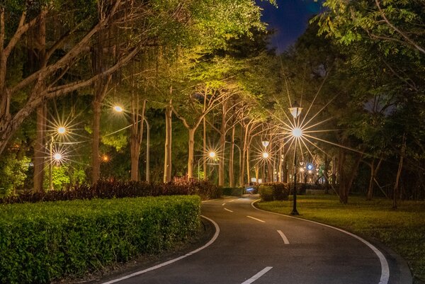 湳仔溝右岸自行車道新設照樹燈，形塑全新河岸地景。圖／新北市水利局提供