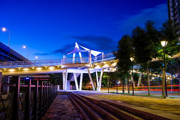 「以人為本」人行景觀陸橋,串聯了左右兩岸自行道及湳雅夜市。圖/新北市水利局提供