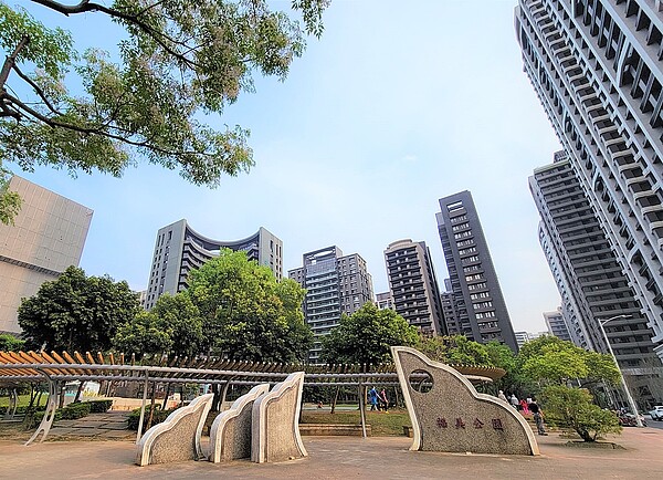 恐怖的「交易棟數保衛戰」!新北「這些區」量縮原因曝光 7月新北房市交易移轉棟數月減7.1%,以新莊、新店、淡水減少較多,房市仍偏保守與觀望。陳炳辰分析,預期今年勢必跌破30萬棟,更有28萬棟保衛戰可能性。圖/新北市地政局提供