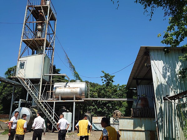 新竹縣關西鎮鳳山溪在6月間遭艾斯巴達公司違法污染成了牛奶河，事後新竹縣政府廢止該公司工廠登記證、重罰960萬餘元。圖／新竹縣政府提供