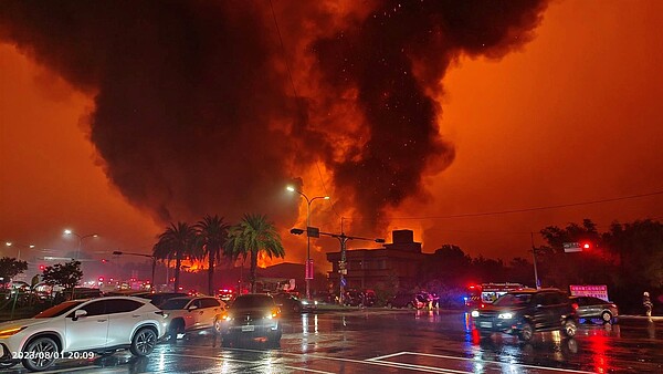 新北市林口區湖子路PChome倉庫於今(1)晚間7點32分發生火警。圖/擷取自記者爆料網臉書