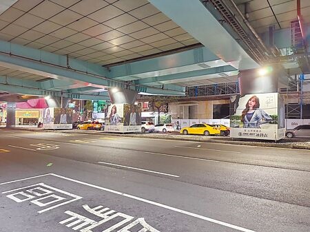 
台北捷運公司最近在忠孝復興站外試辦捷運墩柱廣告，但遭議員質疑不合法規，甚至影響駕駛人安全。（張立勳攝）
