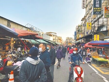 桃園區南門公有零售市場流動攤販聚集，審計處點名嚴重影響合法攤商權益。（蔡依珍攝）