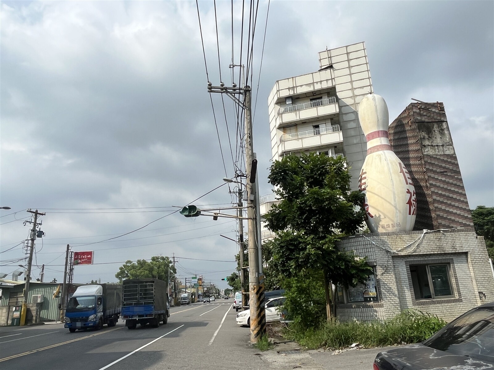 嘉義縣中埔鄉「佳祿保齡球館」位於嘉白公路旁，交通便利。記者李宗祐／攝影 