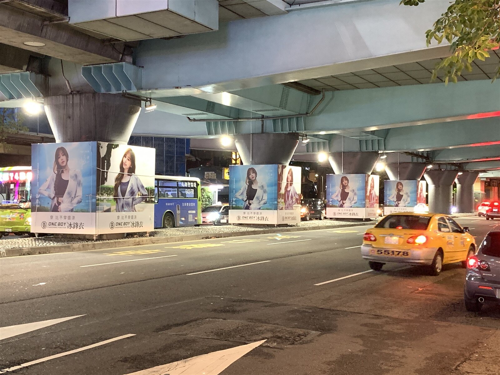 為提高北捷業外收入,捷運文湖線從6月開始,4根橋墩悄悄掛上巨幅商業廣告,引發熱議。記者林麗玉/攝影