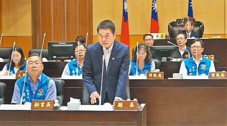 苗縣府總決算2016年至2022年連續7年歲計賸餘,審計單位建議加速還債,縣長鍾東錦認為還債應照既定計畫較為適當,盼爭取中央建設盡量免除苗栗的配合款。(李京昇攝)