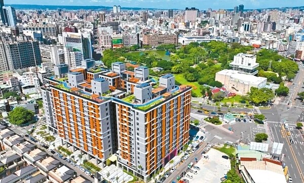 台中市最新完工的東區尚武社宅,位於台中公園對面。圖/台中市都發局提供