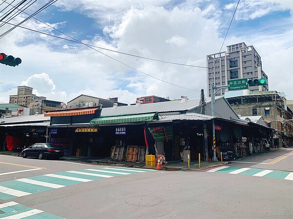 桃園果菜市場研議遷建20年沒動靜,常影響周邊交通。市府農業局預計今年度辦理預算編列等前置作業。記者朱冠諭/攝影