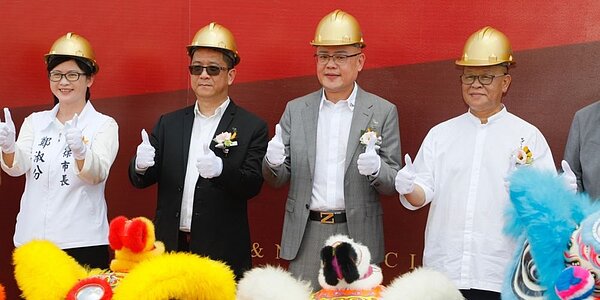 清景麟建築團隊董事長林聰麟(右二)與泰嘉開發董事長呂金發(左二)等人,1日主持「高鐵科技城」的動土儀式。 圖/清景麟提供