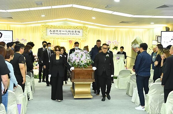 李玟告別式現場啜泣聲不斷。圖/李玟家屬提供