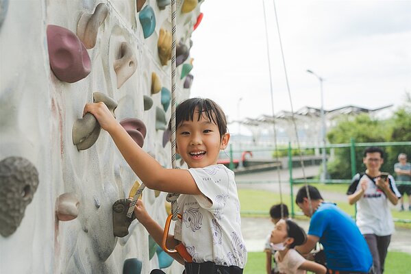 內湖污水處理廠上部附設休閒運動公園首次舉辦為期2天的「暑期攀岩體驗營」。圖/台北市政府提供