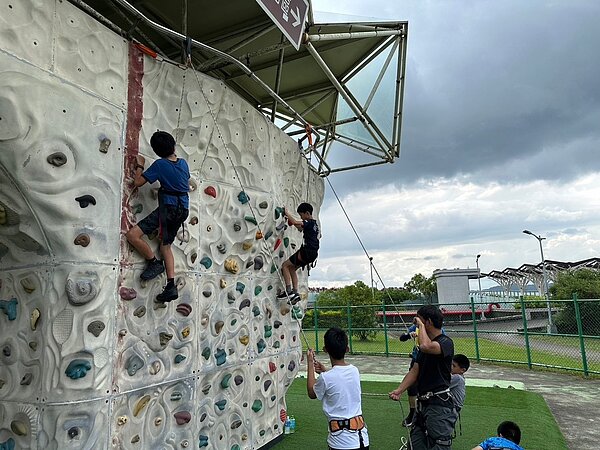 內湖污水處理廠上部附設休閒運動公園首次舉辦為期2天的「暑期攀岩體驗營」。圖/台北市政府提供