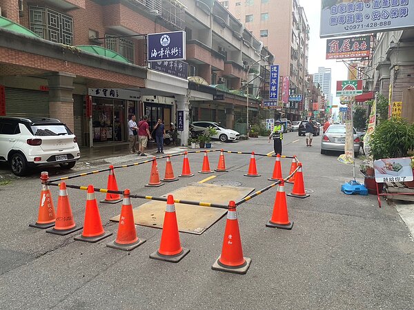 安平建平七街760號前方道路中午出現下陷。圖／台南市水利局提供