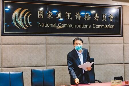 NCC副主委翁柏宗(見圖)2日在例行記者會上表示,台灣之星蔡姓業務人員涉嫌勾結男子羅楷傑與張男、林男,創立8個企業社,申辦2萬4000餘門號並賣給大陸犯罪集團,NCC開罰台灣之星1600萬。(郭吉銓攝)