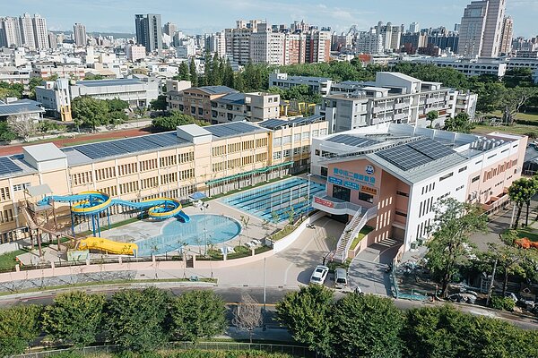 台中二信游泳池在關閉10年後,終於完成拆除重建。圖/台中市政府提供