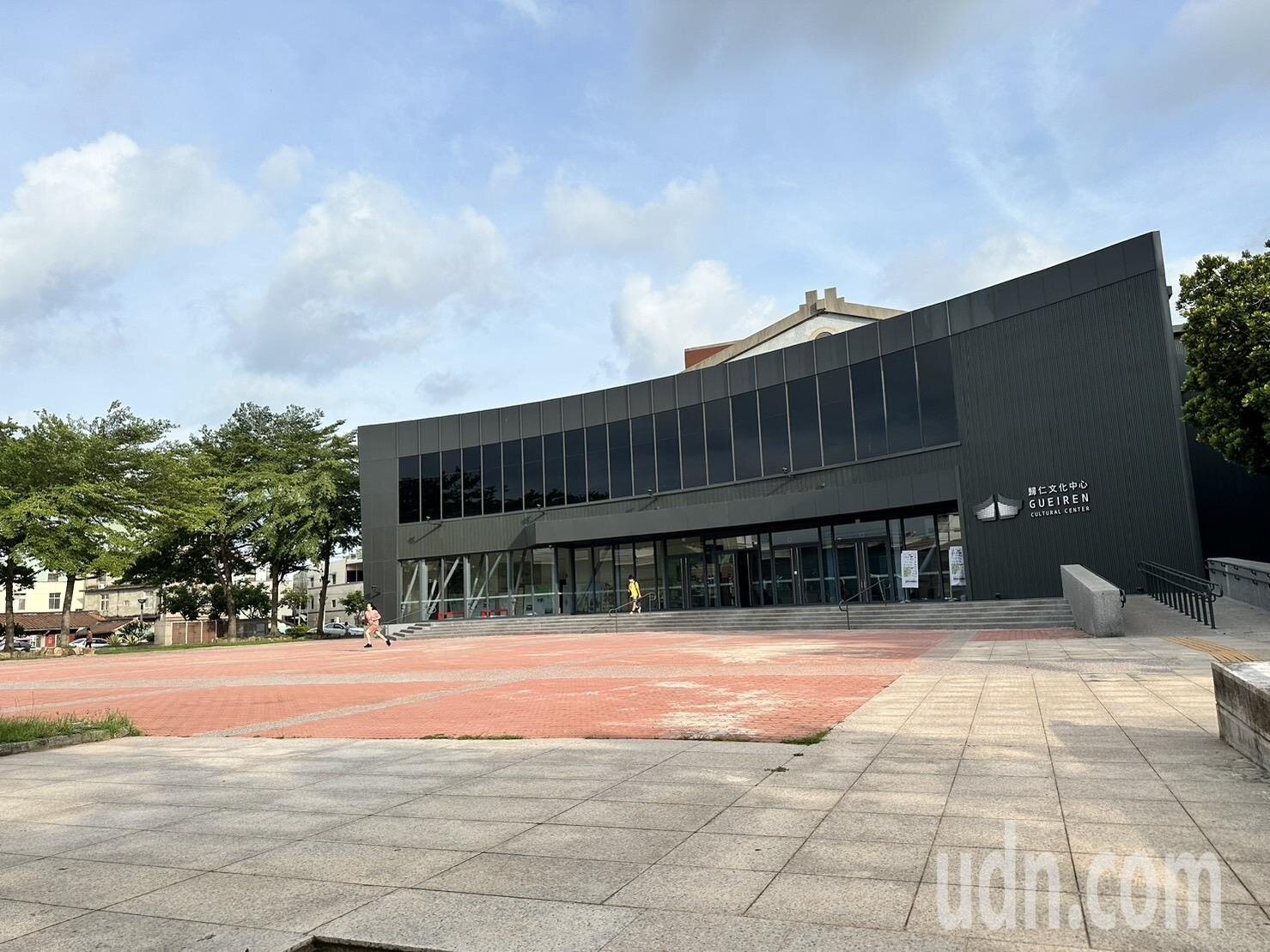 文化局表示,上週日下午發生強降雨,造成廳舍內部出現漏水。針對廳舍滲漏水狀況。已經在周一下午緊急邀集建築師及營造廠進行會勘,同時也找到了滲漏點。建築師指導廠商如何徹底解決漏水問題,目前營造廠已備妥修繕材料,明天起要求廠商進館修復改善。記者李文德/攝影