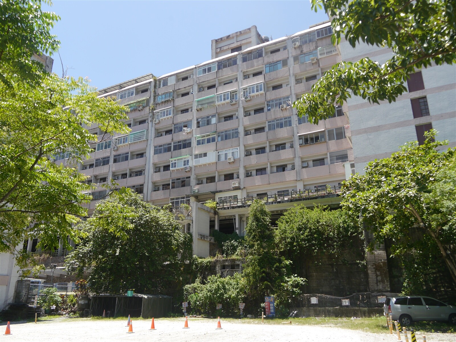 台東知本是著名溫泉區，「逸軒溫泉天廈大樓」積欠稅款，溫泉套房陸續遭法院查封拍賣。記者徐白櫻／攝影 
