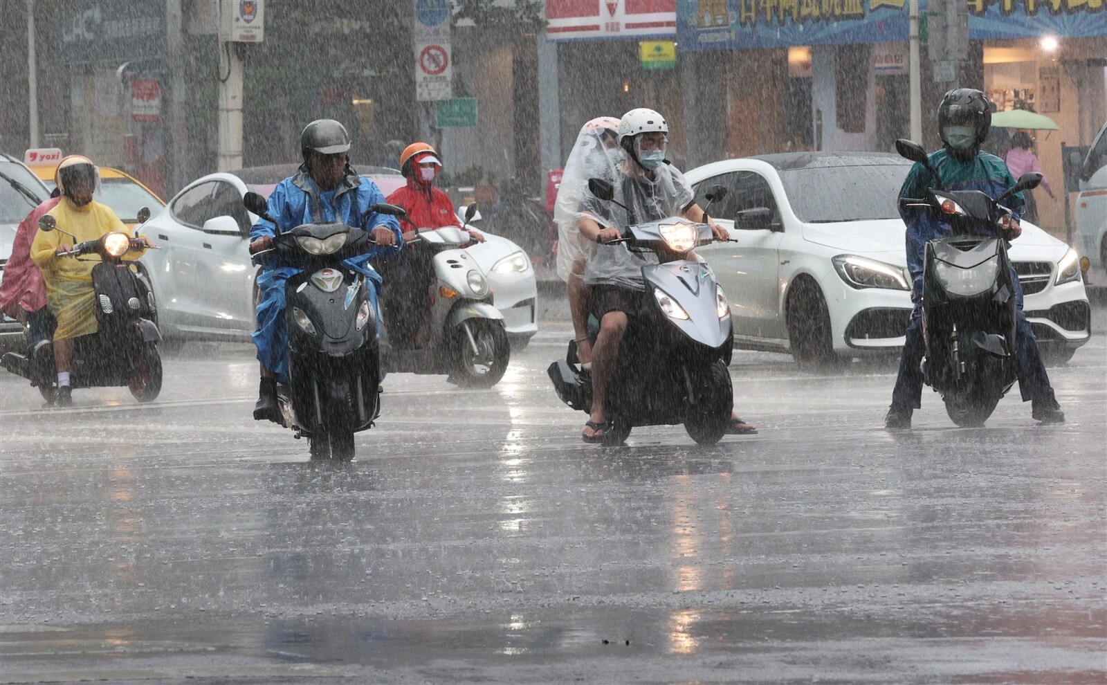 卡努颱風逼近，大台北今天時晴時雨，預估周四最靠近台灣。記者潘俊宏／攝影 