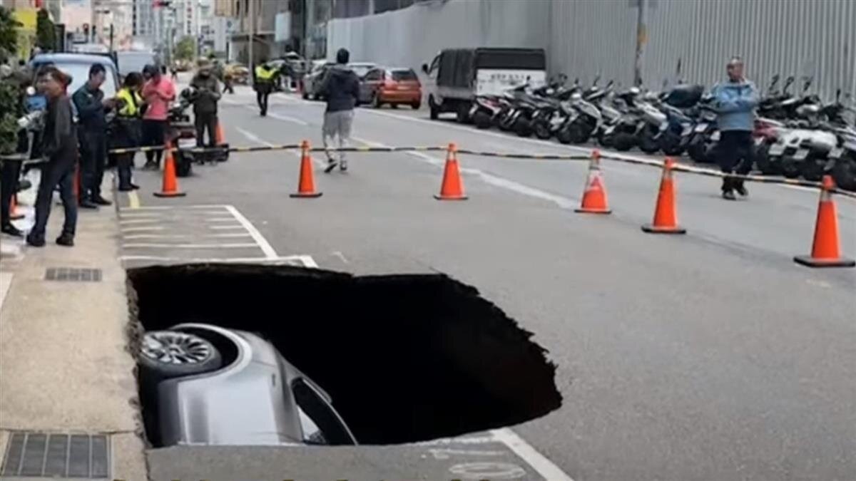 ▼「豐采520」建案周邊，7月才剛傳出馬路塌陷，洞口幾乎把停車格內的特斯拉汽車「吞噬」。（圖／東森新聞）